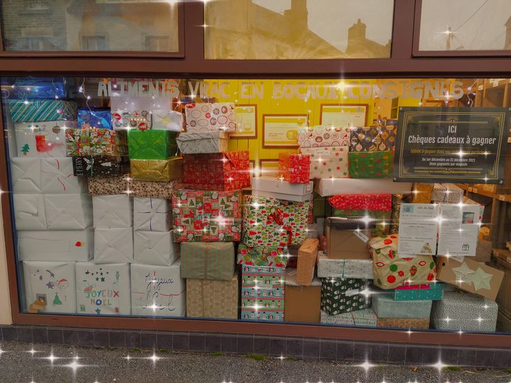 vitrine de La Consigne emplie de cadeaux du Noel solidaire